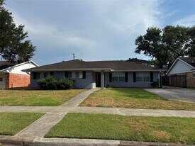 5811 McKnight St in Houston, TX - Building Photo