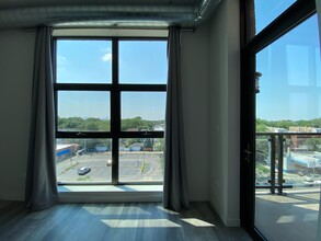 2150 W Lawrence Ave in Chicago, IL - Foto de edificio - Building Photo