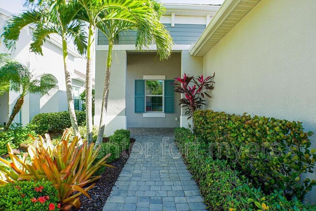 11728 Solano Dr in Ft. Myers, FL - Foto de edificio - Building Photo