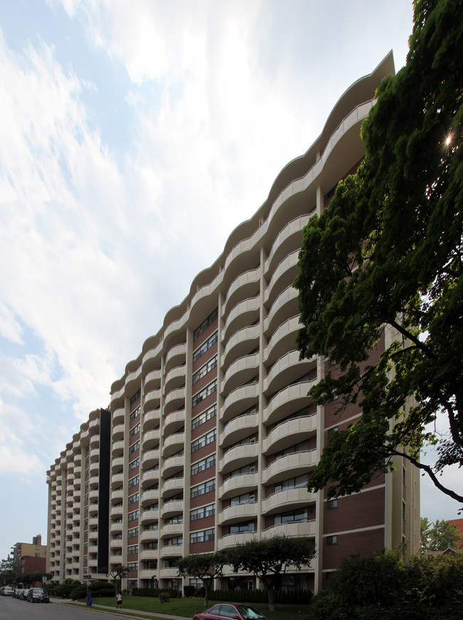 100 Raglan Ave in Toronto, ON - Building Photo - Building Photo