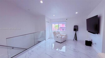 8033 Lake Dr in Doral, FL - Building Photo