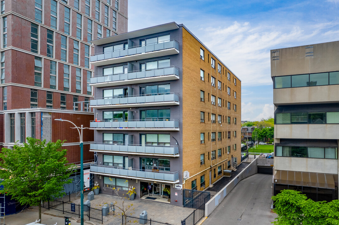 710 Spadina Ave in Toronto, ON - Building Photo