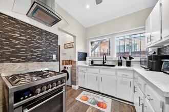 5917 Lexington Ave in Los Angeles, CA - Foto de edificio - Building Photo