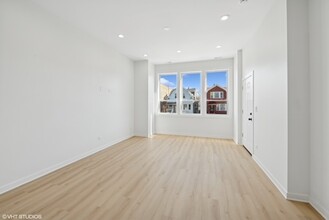 1056 N Central Park Ave in Chicago, IL - Building Photo - Building Photo