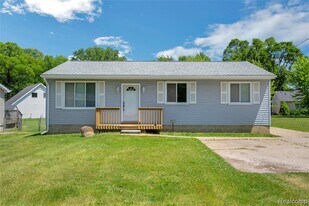 9551 Kress Rd in Pinckney, MI - Building Photo