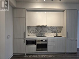 225 Commerce St in Vaughan, ON - Building Photo