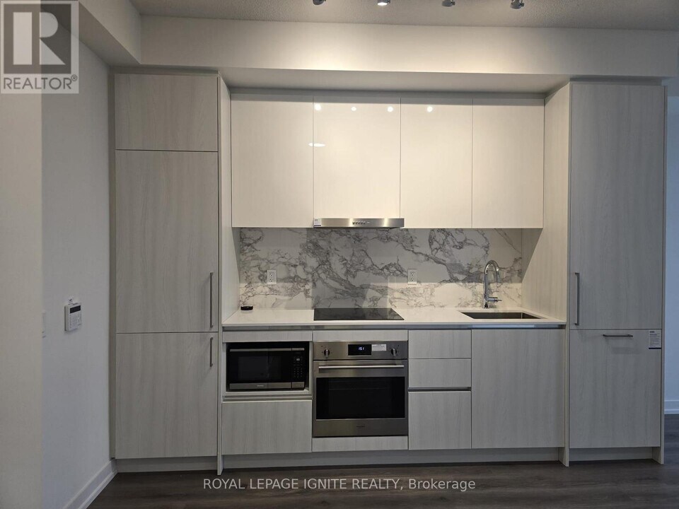 225 Commerce St in Vaughan, ON - Building Photo