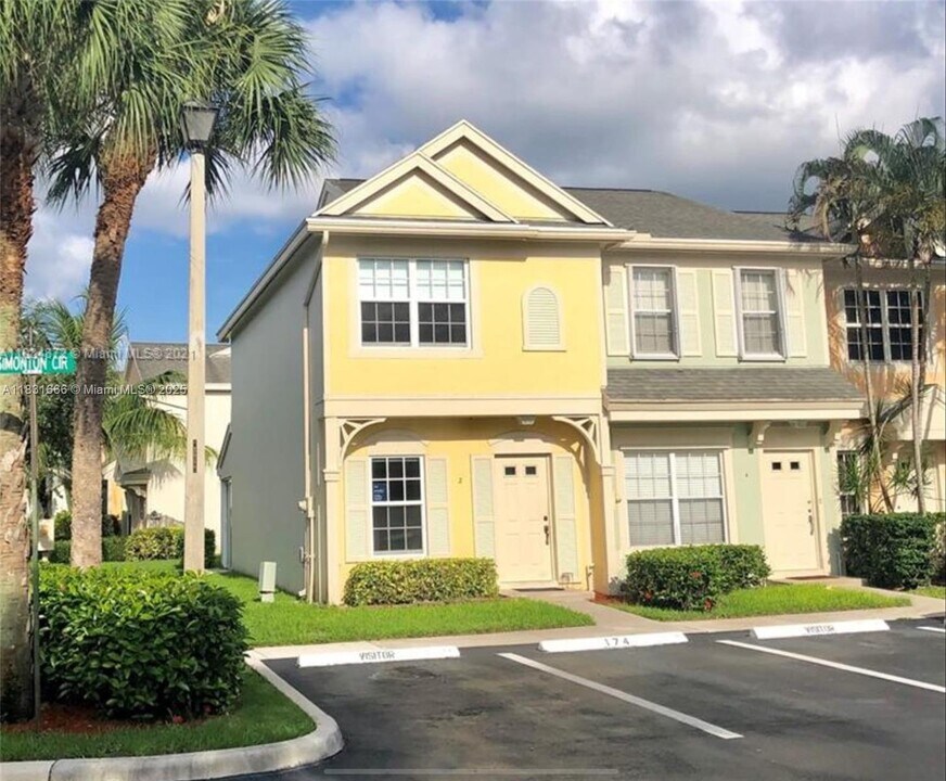 2 Simonton Cir in Weston, FL - Building Photo