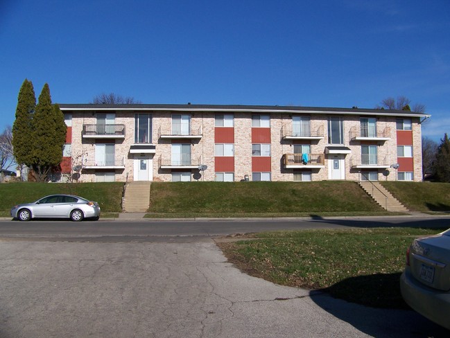 Cedar Terrace Apartments in Cedar Rapids, IA - Building Photo - Building Photo