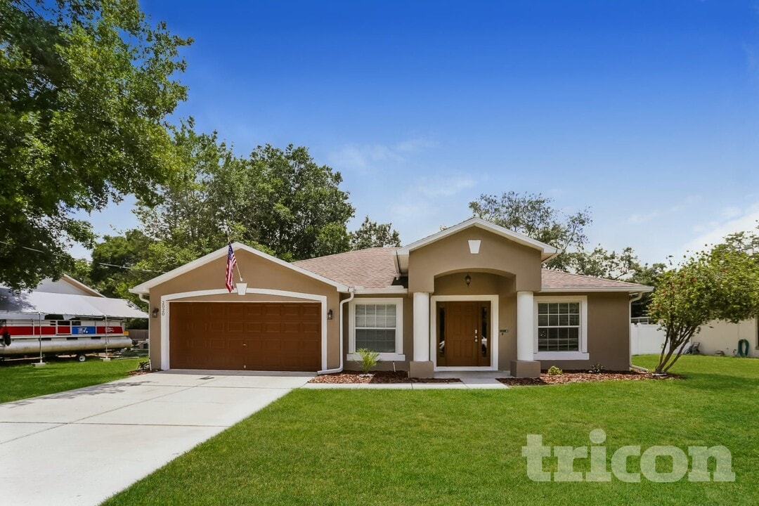 2020 Nobleton Ave in Spring Hill, FL - Foto de edificio