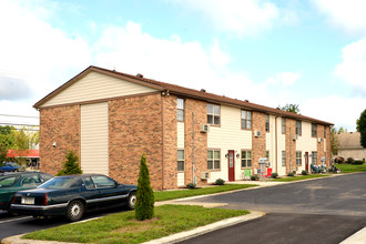 Stonecrest Apartments in Fortville, IN - Foto de edificio - Building Photo