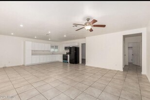 2828 E Chipman Rd, Unit 1 in Phoenix, AZ - Building Photo