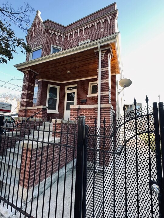 3415 W Lyndale St-Unit -2 in Chicago, IL - Building Photo