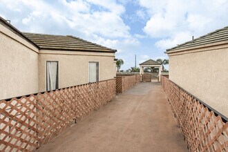 Emerald Terrace Apartments 1 in Santa Ana, CA - Building Photo - Building Photo