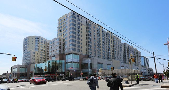 The Grand at SkyView Parc in Flushing, NY - Foto de edificio - Building Photo