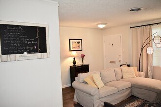 4624 Verone St in Bellaire, TX - Foto de edificio - Building Photo