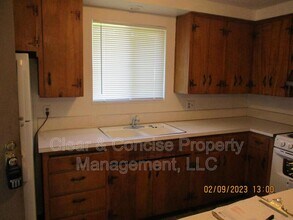 1337 Laura St in Springfield, OR - Foto de edificio - Building Photo