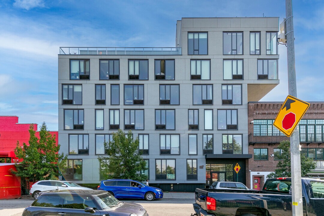 64 Bayard St in Brooklyn, NY - Foto de edificio