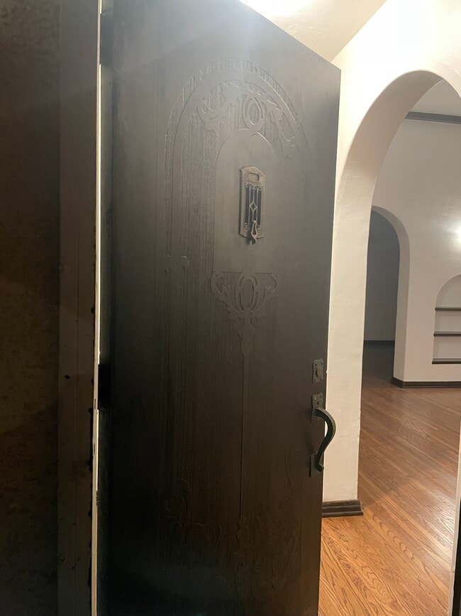 1208 W 81st Pl in Los Angeles, CA - Foto de edificio - Building Photo