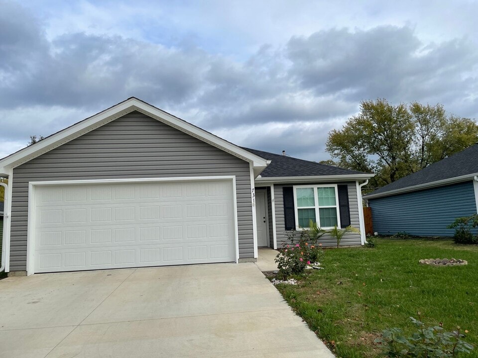 731 N Oak St in Webb City, MO - Building Photo