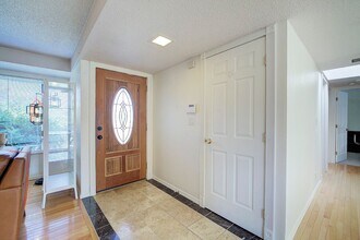 12157 SE 68th Pl in Bellevue, WA - Building Photo - Building Photo