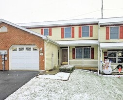 357 Acorn Cir in Lebanon, PA - Building Photo