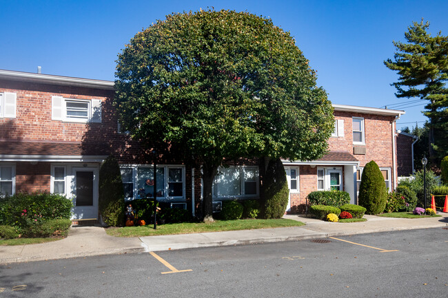 Mendicino Green in Baldwin, NY - Building Photo - Building Photo