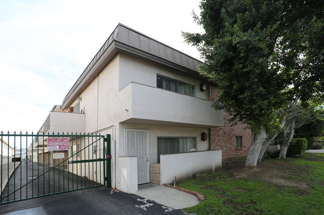 5258 Newcastle Ave in Encino, CA - Building Photo - Building Photo