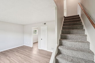 Columbus Crossing Townhomes in Columbus, IN - Foto de edificio - Building Photo