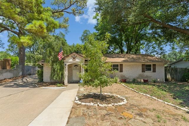 property at 1917 Dogwood Dr