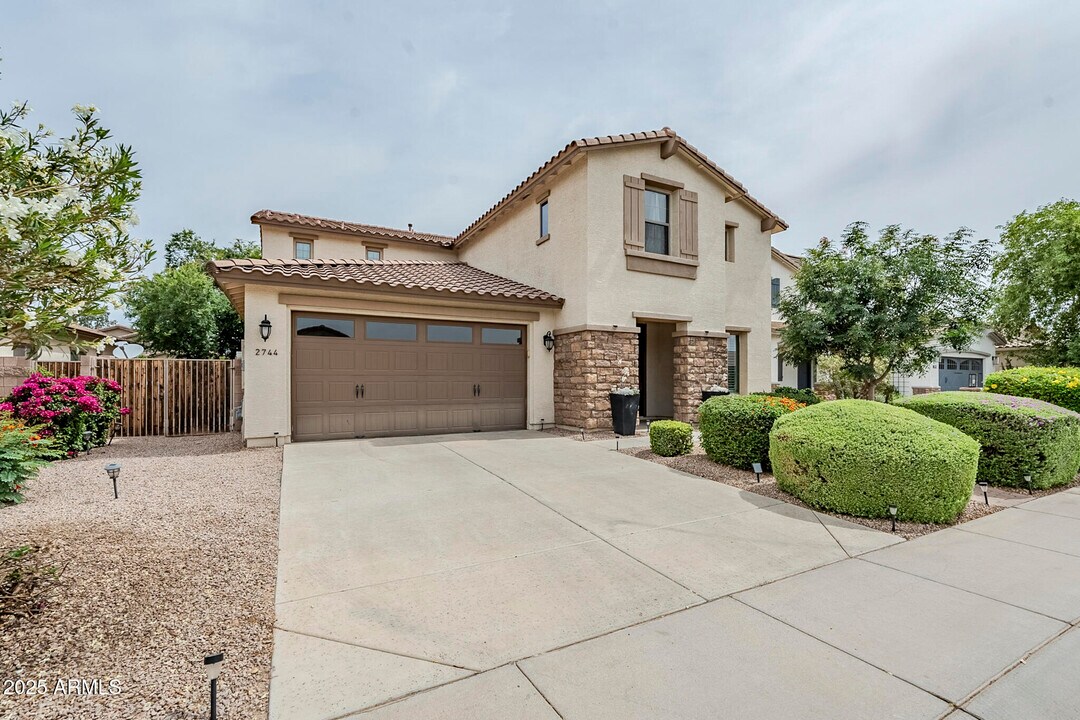 2744 E Donato Dr in Gilbert, AZ - Building Photo