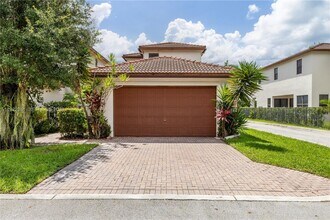 3700 NW 84th Way in Pembroke Pines, FL - Foto de edificio - Building Photo