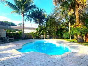 10825 Peachtree Dr in Miami, FL - Building Photo - Building Photo