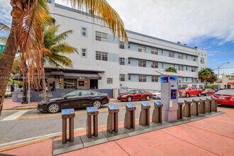 1360 Collins Ave in Miami Beach, FL - Building Photo - Building Photo