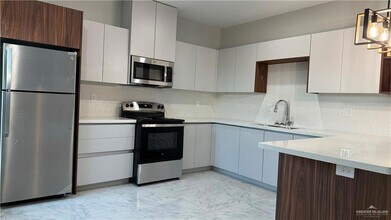 906 Hidden Hls St, Unit 2 in Mission, TX - Building Photo - Building Photo