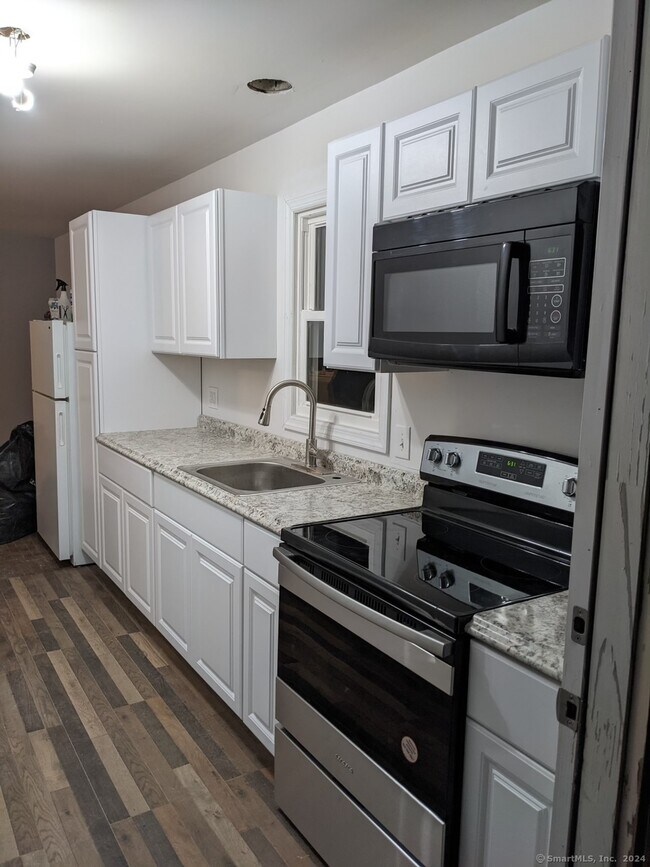 230 Pumpkin Hill Rd in New Milford, CT - Building Photo - Building Photo