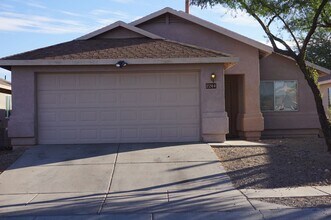2201 S St Suzanne Dr in Tucson, AZ - Building Photo - Building Photo