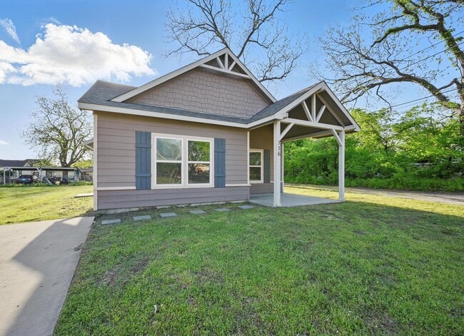 716 N Houston Ave in Denison, TX - Building Photo - Building Photo