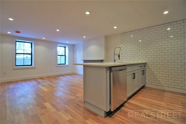 1128 Halsey St in Brooklyn, NY - Foto de edificio - Floor Plan