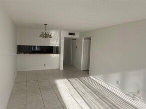8610 N Sherman Cir in Miramar, FL - Building Photo - Building Photo