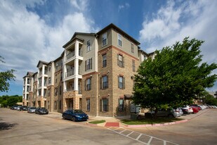 Maverick Place in Arlington, TX - Building Photo