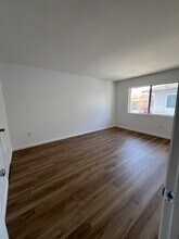 2626 W Aurora St, Unit 4 in Santa Ana, CA - Building Photo - Building Photo