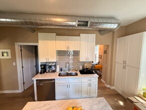 1327 Jefferson St NE, Unit 2 in Minneapolis, MN - Foto de edificio - Building Photo