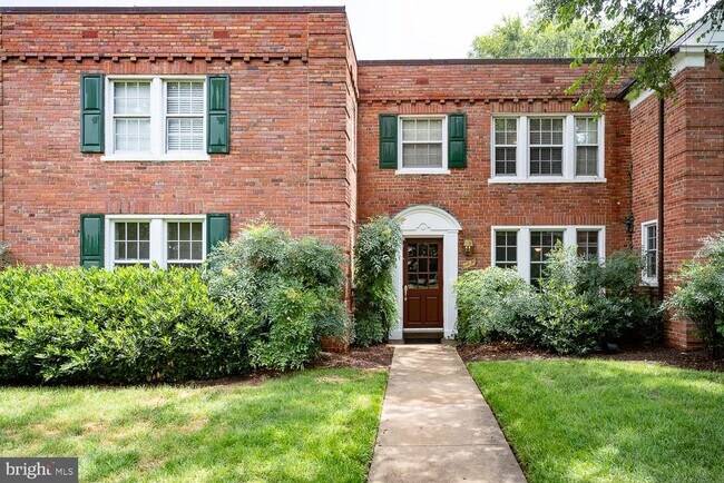 property at 1721 Queens Ln