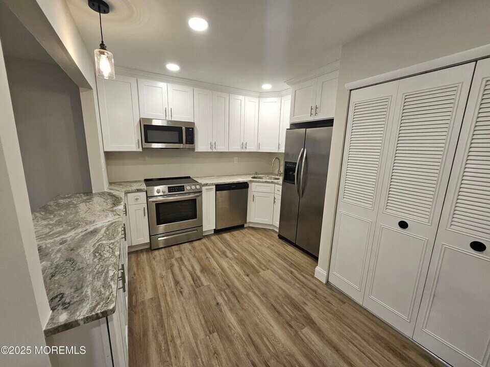 148 Lexington Ct in Red Bank, NJ - Building Photo