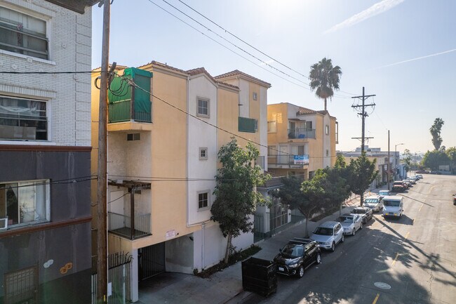 Meera Townhomes in Los Angeles, CA - Building Photo - Building Photo