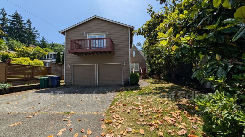 10253 NE 64th St in Kirkland, WA - Building Photo