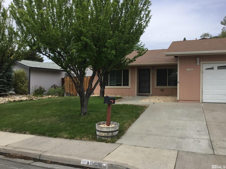 1066 Palmwood Dr in Sparks, NV - Foto de edificio