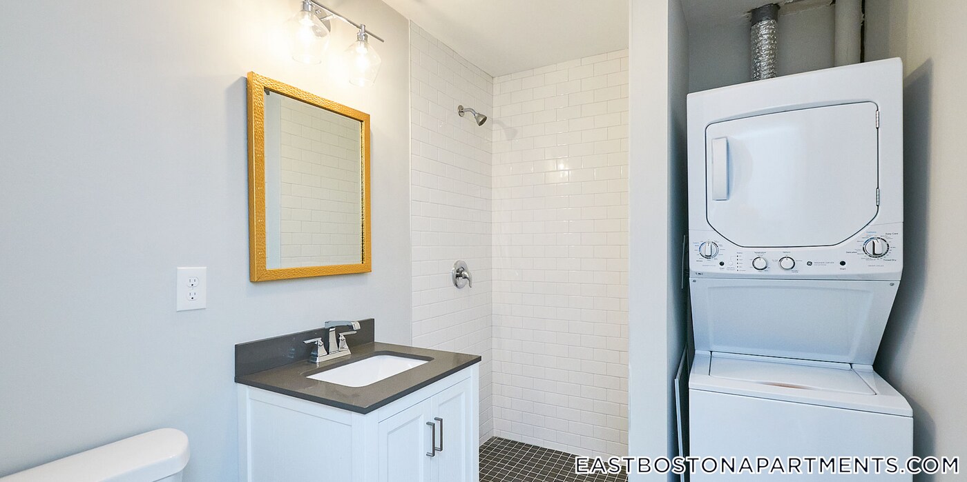 58 Frankfort St in Boston, MA - Building Photo