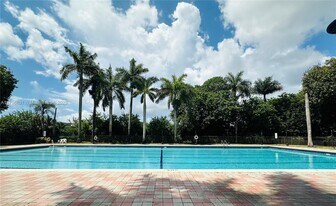 9350 Fontainebleau Blvd in Miami, FL - Building Photo